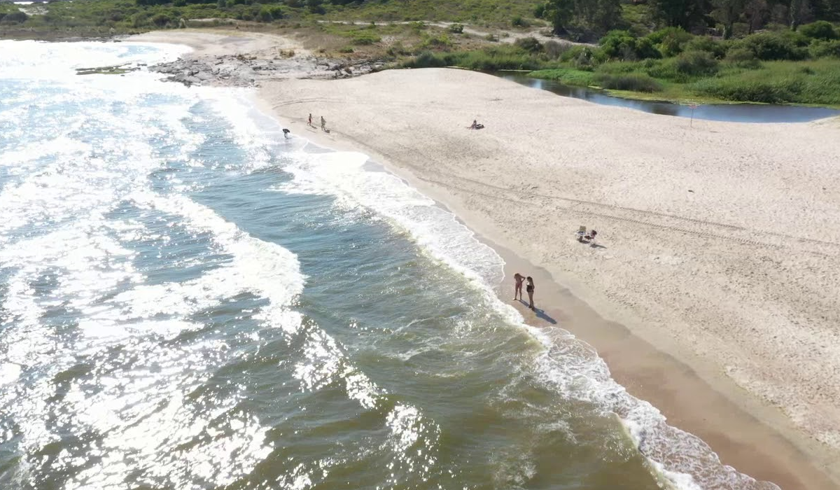 Foto de la playa capturada desde los cielos. Pajas blancas