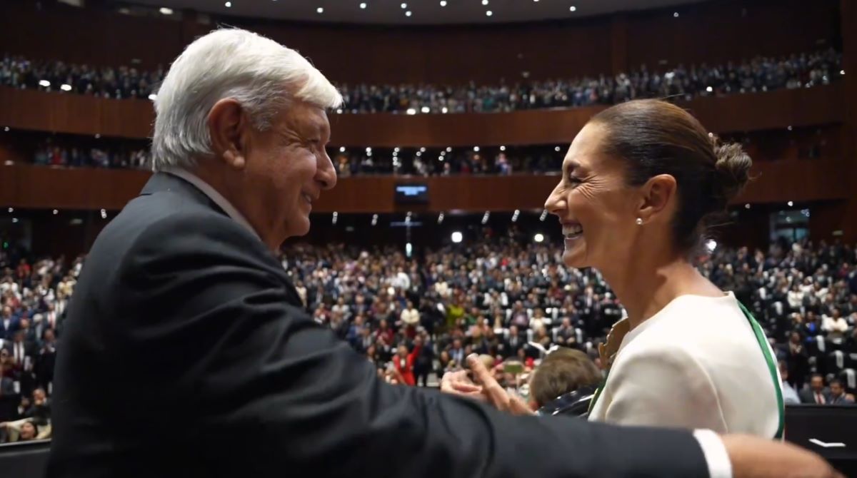 Andrés Manuel López Obrador cuando le entregaba el mando presidencial a Claudia Sheinbaum, nueva presidenta de México