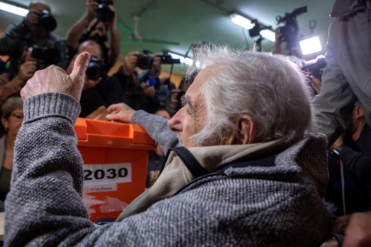 José Mujica emitiendo su voto este domingo