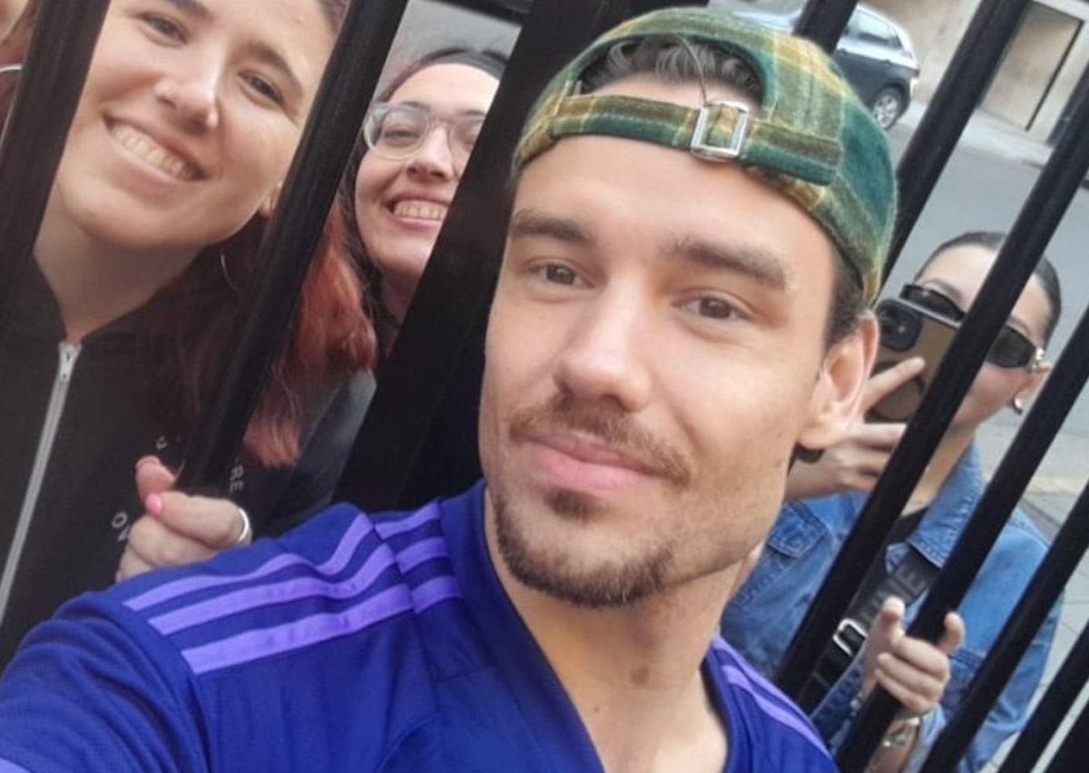 Liam tomandose fotos con sus fans en Buenos Aires, usando la camiseta de la Selección Argentina.