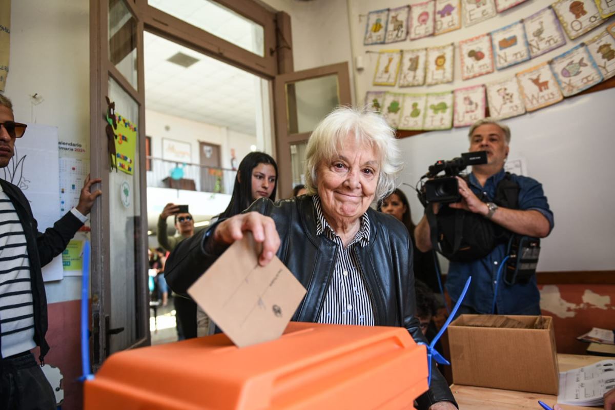 Lucía Topolansky emitió su voto temprano este domingo