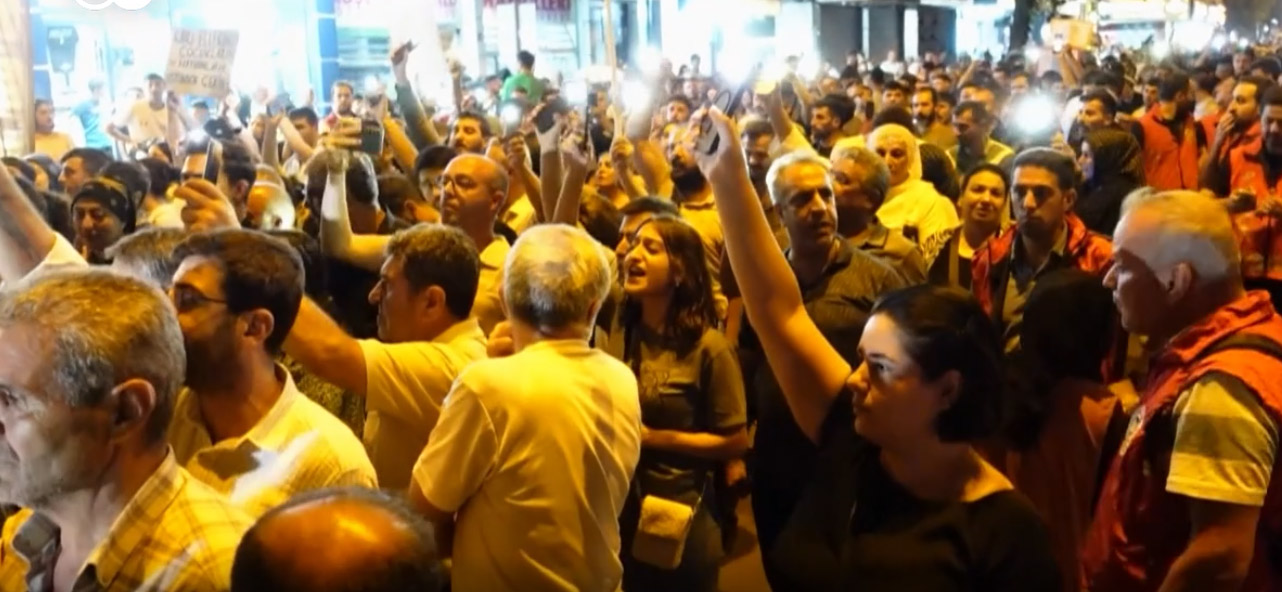 Las personas enfurecidas en las calles, tanto hombres como mujeres y la diversidad de géneros, se unieron en la marcha.