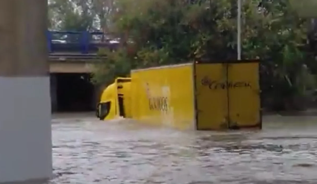 Camión de correo sumergido en medio de la inundación. 