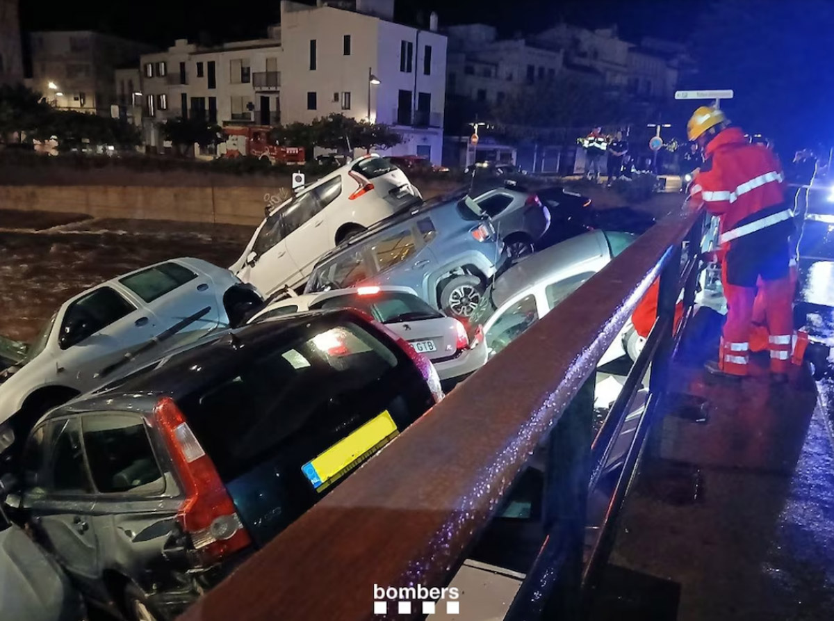 Autos en Cadaques, Girona, que fueron arrastrados por el agua en una rambla del municipio de la comarca del Alt Empordà. Se acumularon bajo el puente del Casino, sin llegar al mar. 