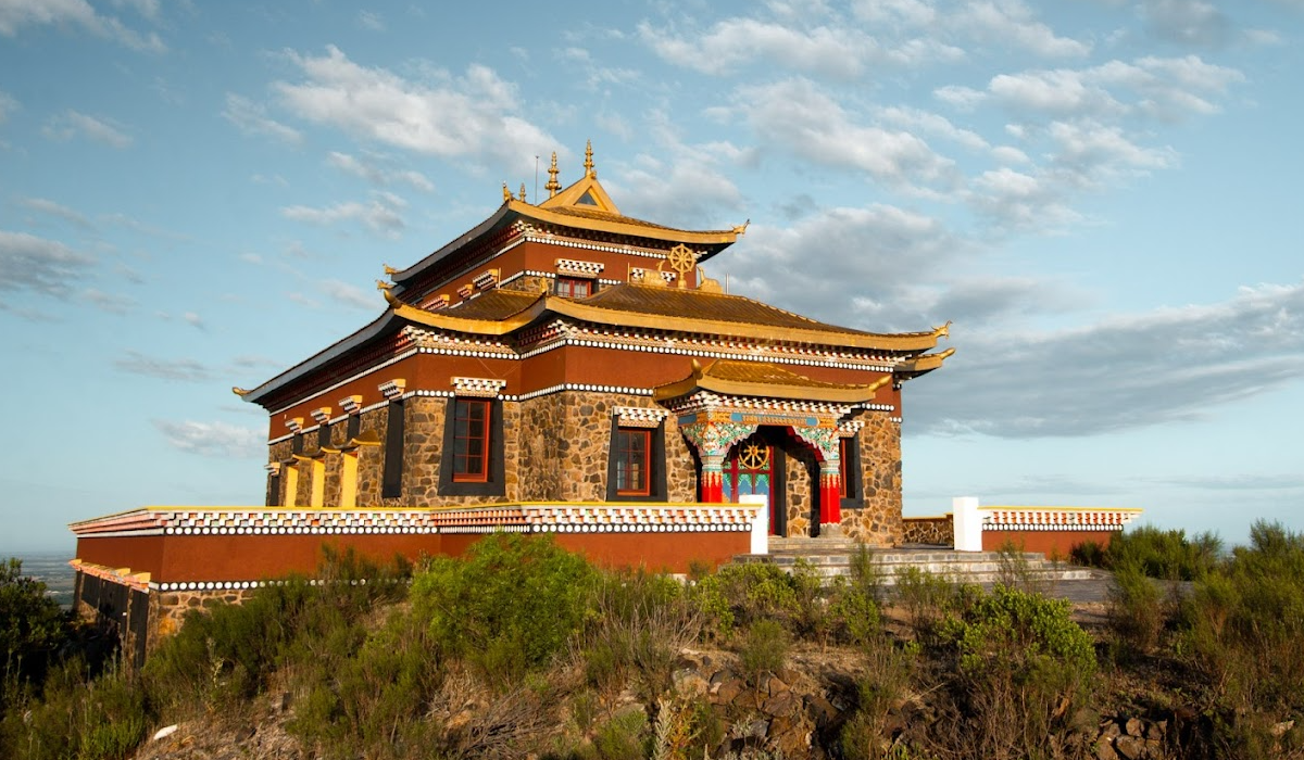 Chagdud Gonpa Sengue Dzong forma parte de una red de centros de práctica del budismo tibetano.