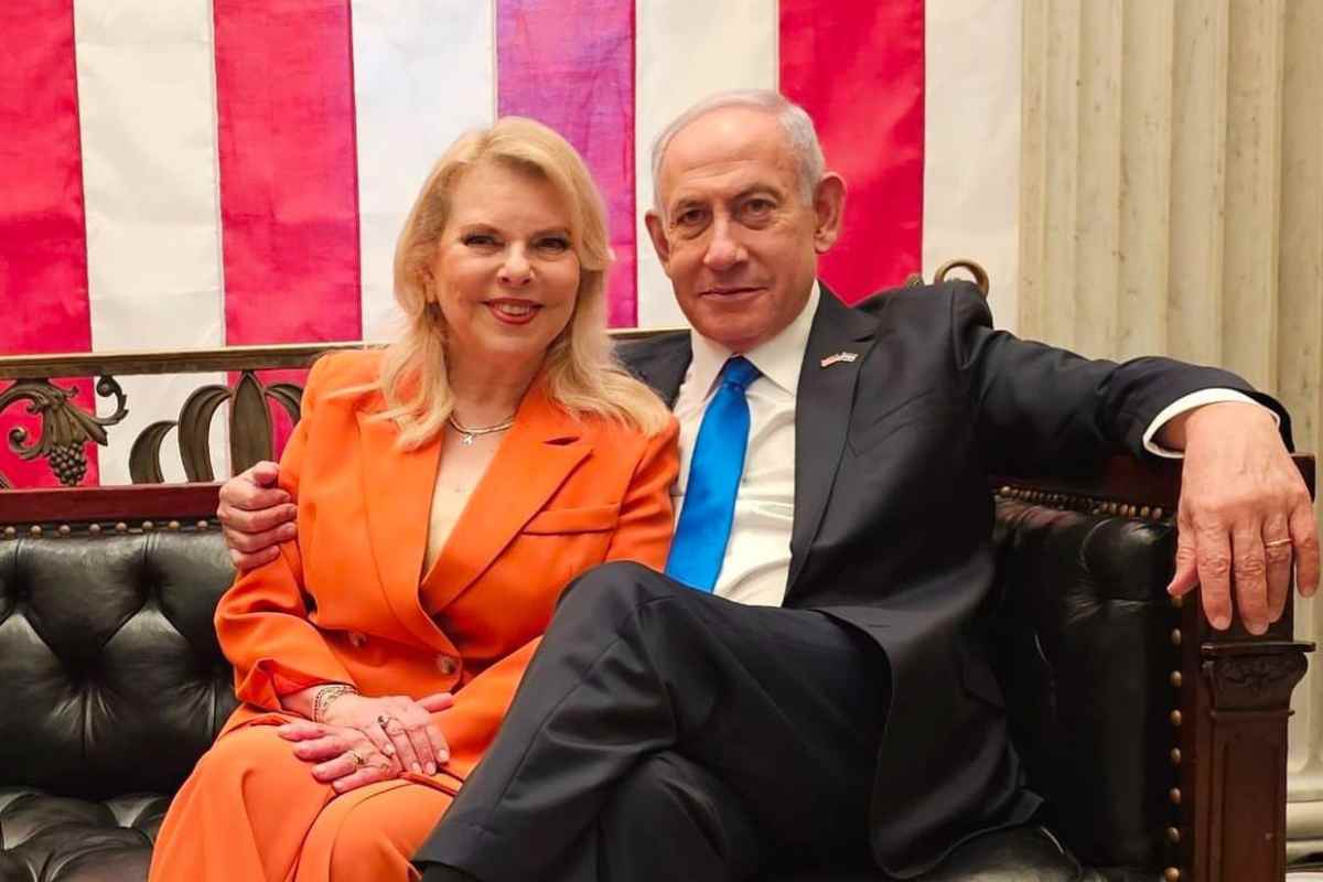 Benjamín Netanyahu en una foto junto con su esposa, Sara. El premier israelí tiene ahora una orden de captura de la CPI por delitos de guerra