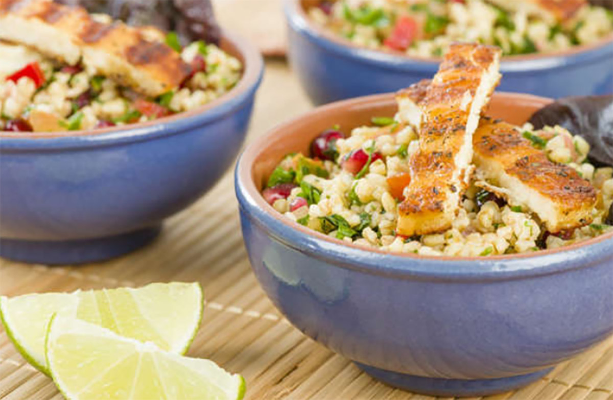 El bowl: Un combinado de verduras frescas y arroz integral, o trigo burgul al que puedes añadirle semillas y almendras picadas, huevo duro, etc. Un excelente aliado para comidas saludables y rápidas.