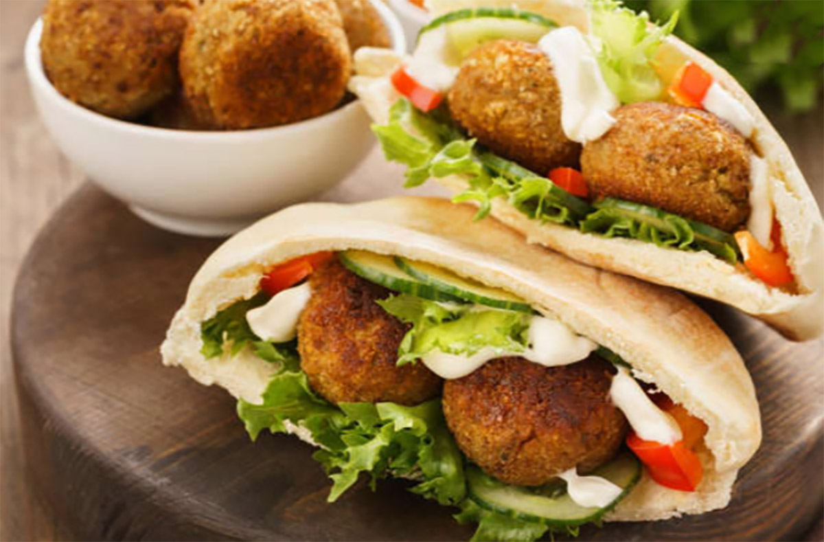 El falafel es tan versátil y combina muy bien con tantas cosas que puedes adaptarlo para deleitarte de mil formas diferentes.