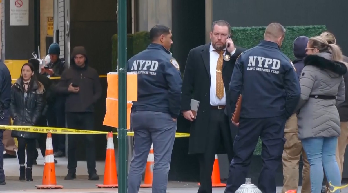 La policía de Nueva York investiga un violento asesinato frente al icónico Hilton Midtown. Un crimen que destapa amenazas y complejidades corporativas.