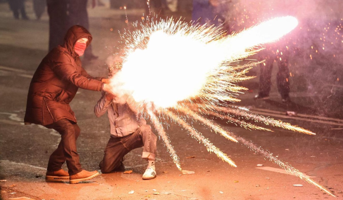 Miles de manifestantes se reunieron en la capital, Tiflis, algunos se enfrentaron a la policía con fuegos artificiales, a lo que respondieron con gas lacrimógeno.