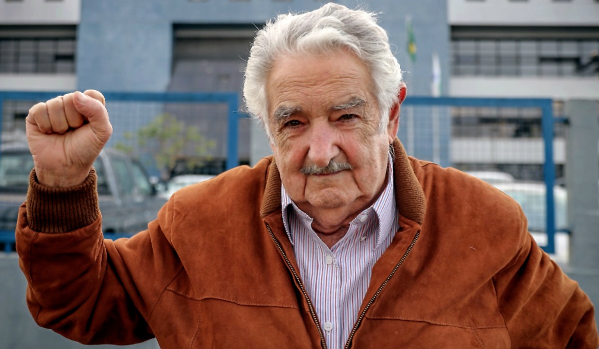 El expresidente de Uruguay, José Mujica, fue ingresado en el sanatorio Casmu para la colocación de un stent en el esófago, buscando mejorar su alimentación tras complicaciones previas.