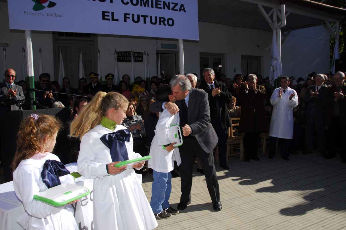 El Plan Ceibal fue lanzado por Tabaré Vázquez en 2006 y comenzó a aplicarse en 2007