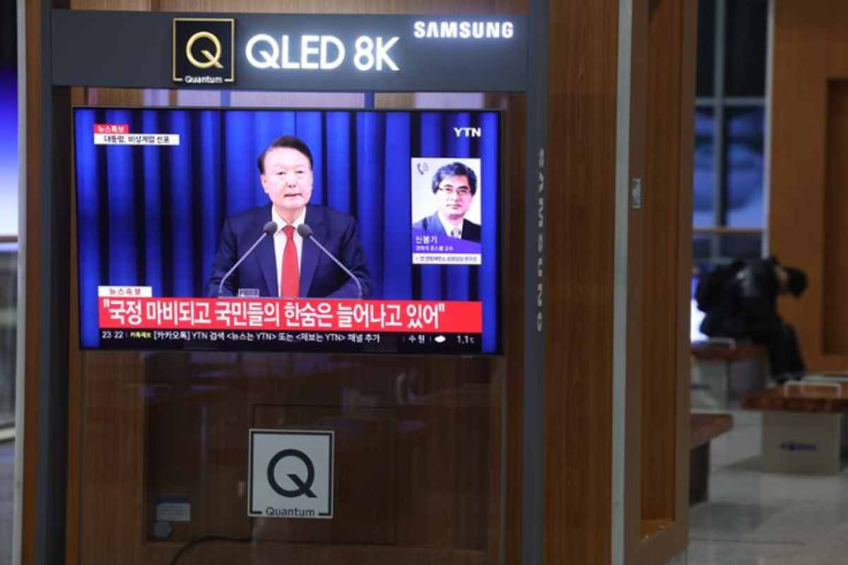 Una pantalla en la estación de Seúl muestra la declaración de la ley marcial por parte del presidente Yoon Suk Yeol el martes por la noche. Foto cortesía de la agencia de noticias surcoreana Yonhap