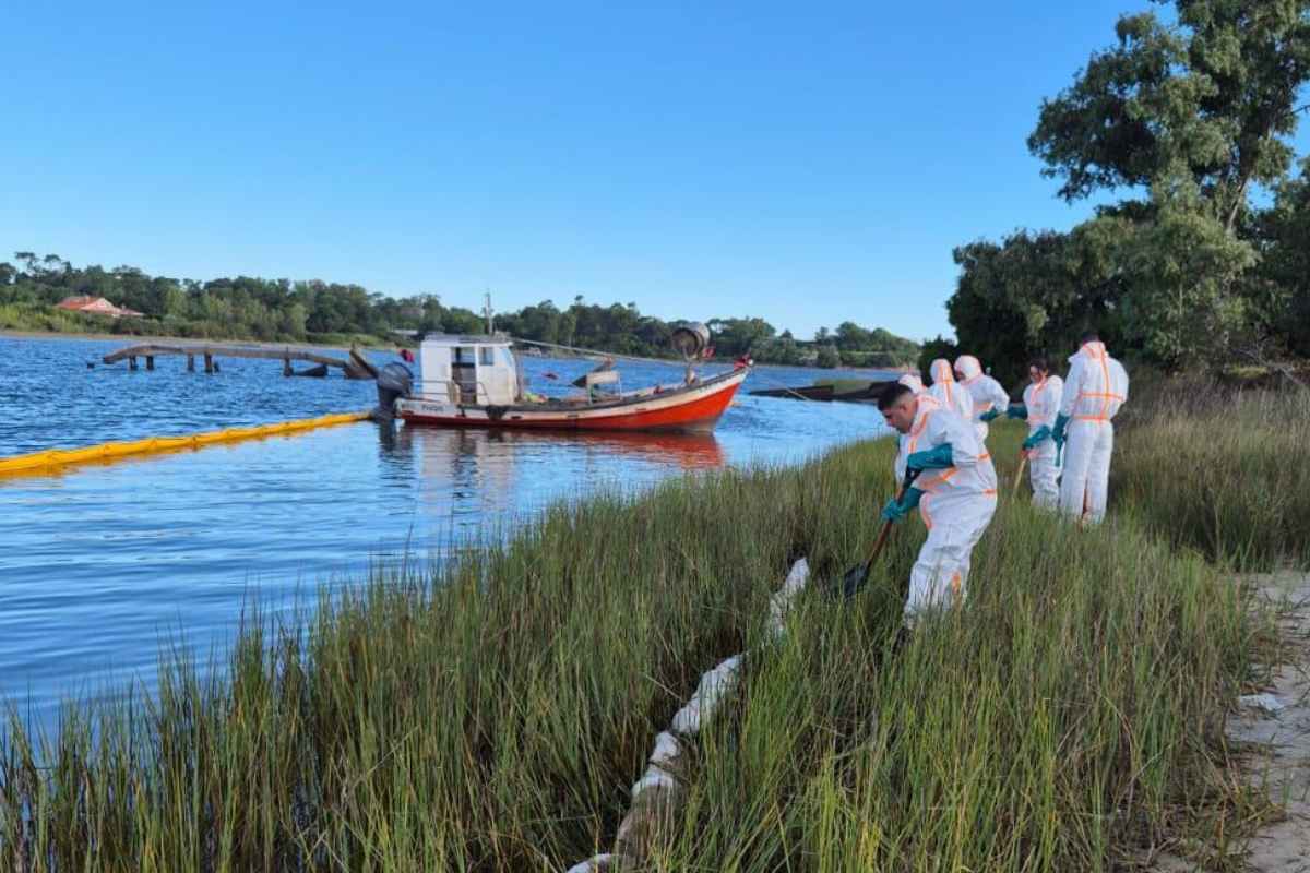 Derrame de petróleo de Ancap sobre el arroyo Solís