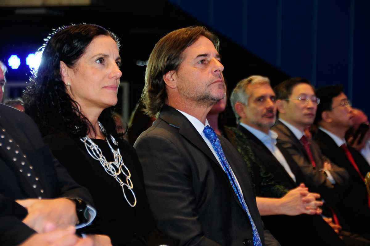 Luis Lacalle Pou junto con su ministra de Economía, Azucena Arbeleche