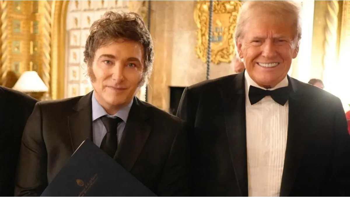 Foto del encuentro entre Javier Milei y Donaldd Trump luego de que este último fuera electo presidente de Estados Unidos para el próximo término