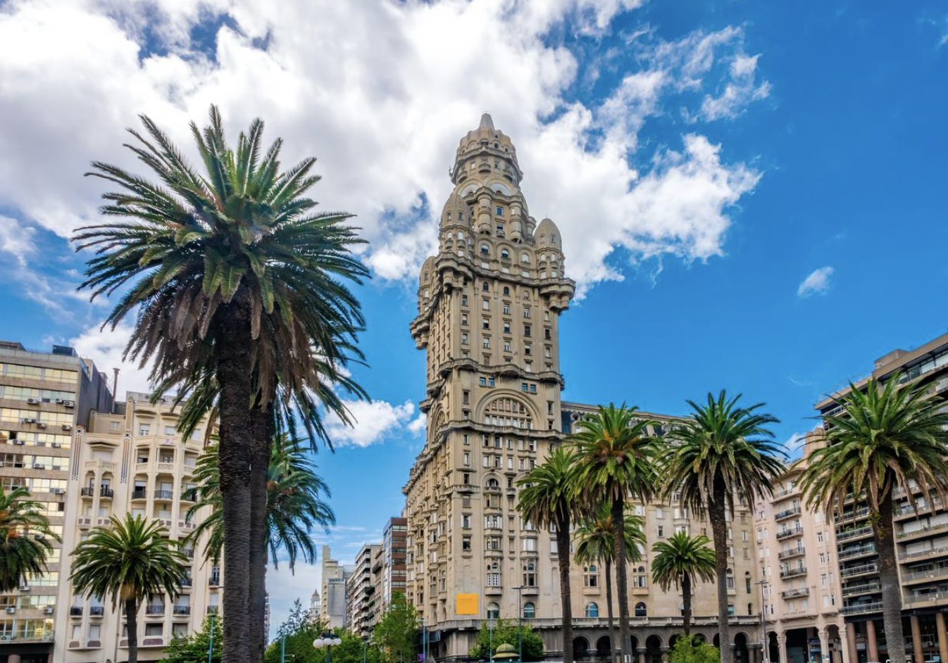 Palacio Salvo y Plaza Independencia, Montevideo, Uruguay. Fuente: iStock.